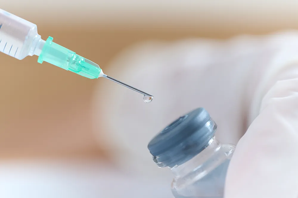 薬剤を注入している注射器